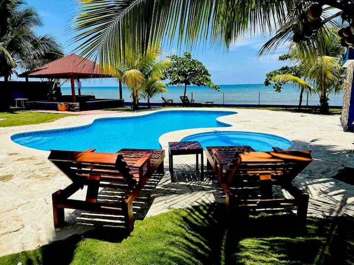 Villa Doña Elsa. Beautiful villa with a beach view