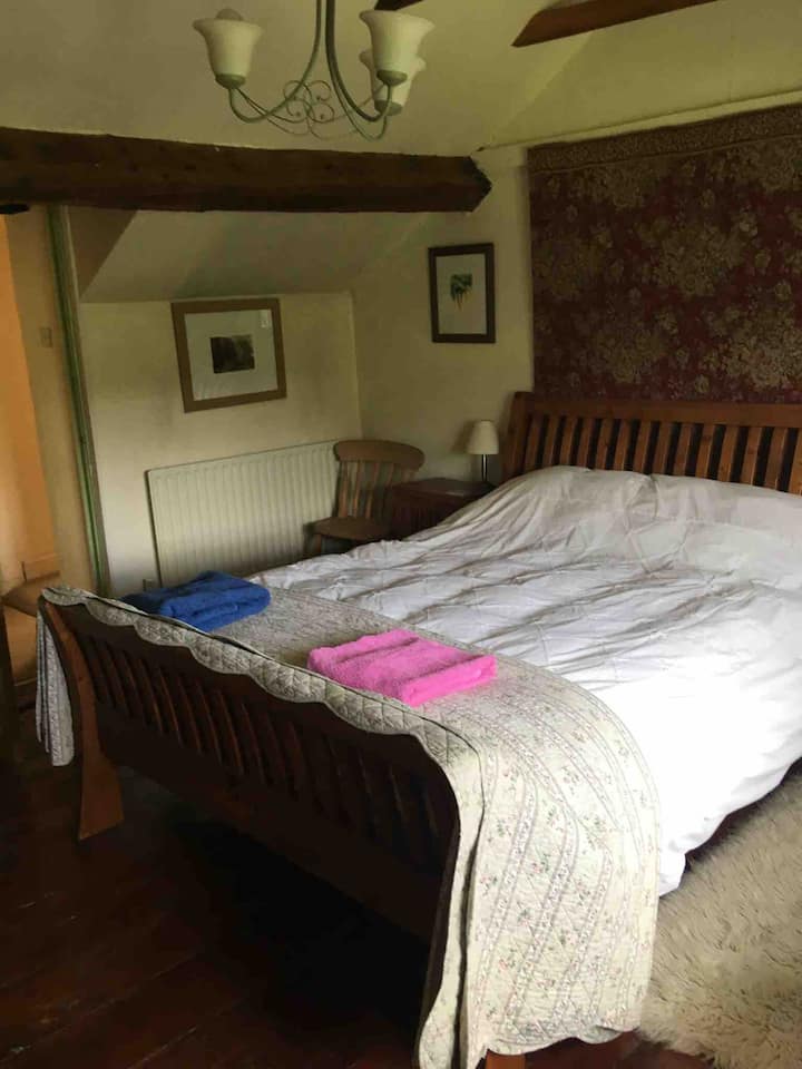 主卧配备超大号双人床。