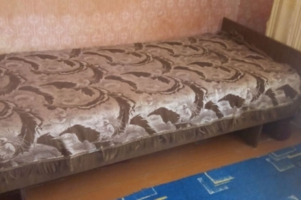 Односпальная кровать.