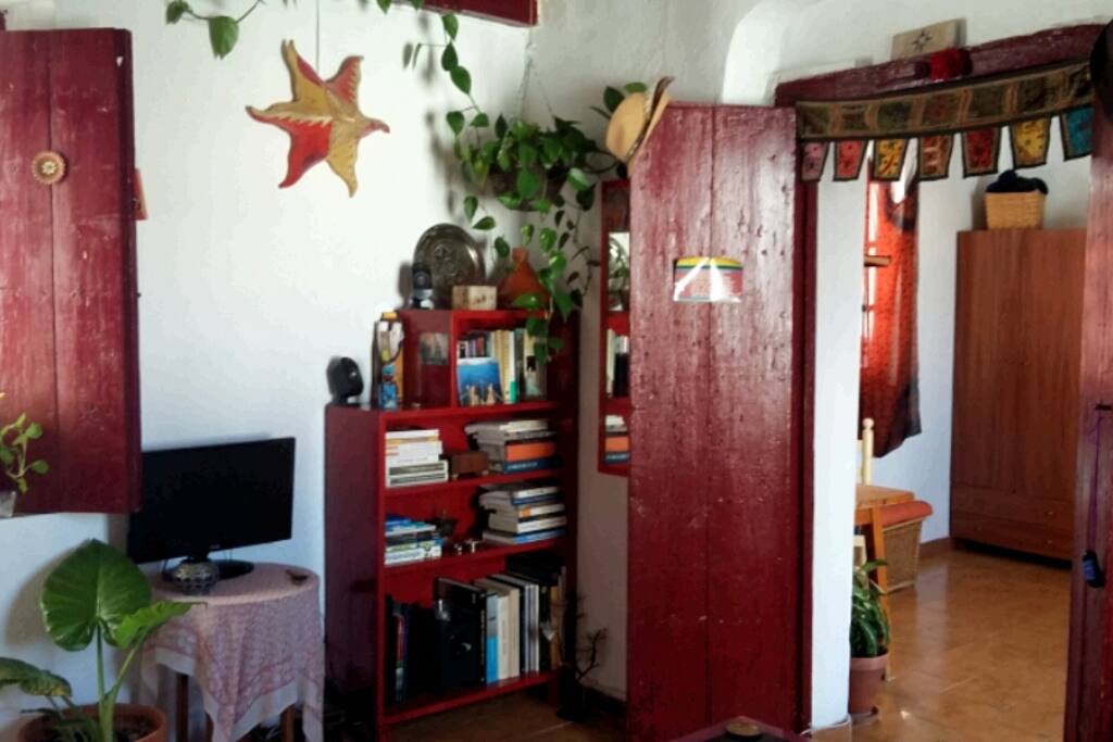 Saloncito con puerta al dormitorio