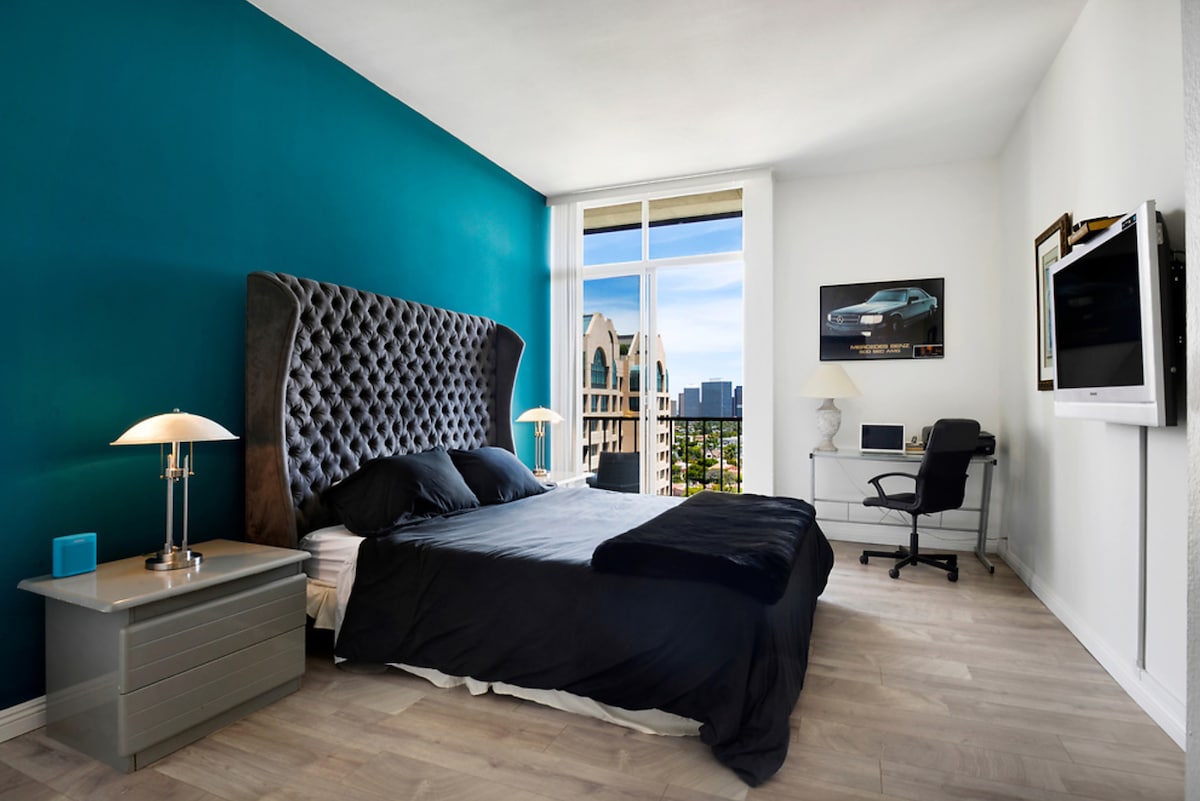 Основна спалня със самостоятелен балкон и изглед към Бевърли Хилс