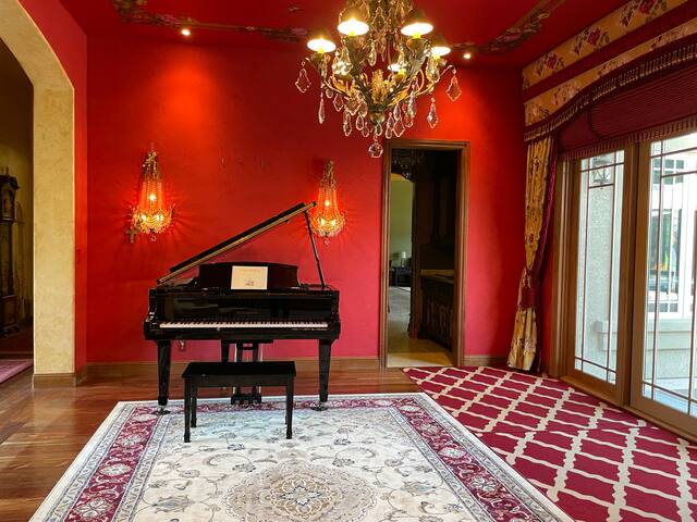 Delightful 4 bedroom ranch with poolside kitchen gallery image 3