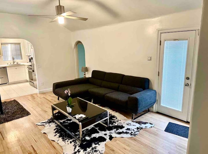 Very Private Hollywood Cottage W/private Patio 1 - Los Angeles