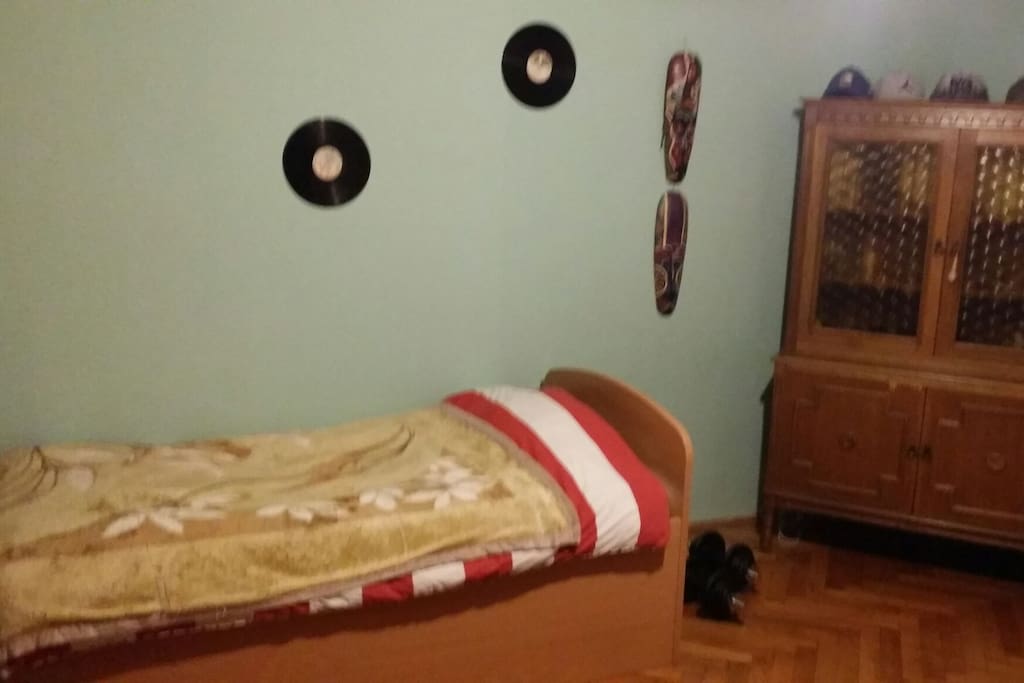 bed, closet,weights free to use