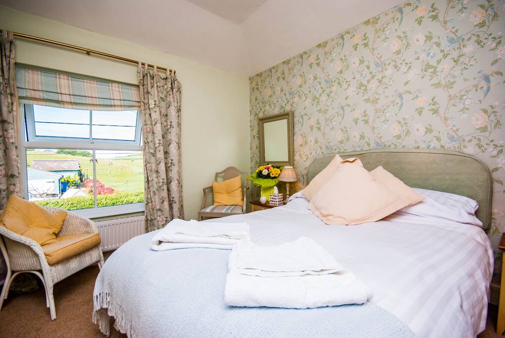 Double En-suite with Shower with Country-side View (2/3)
