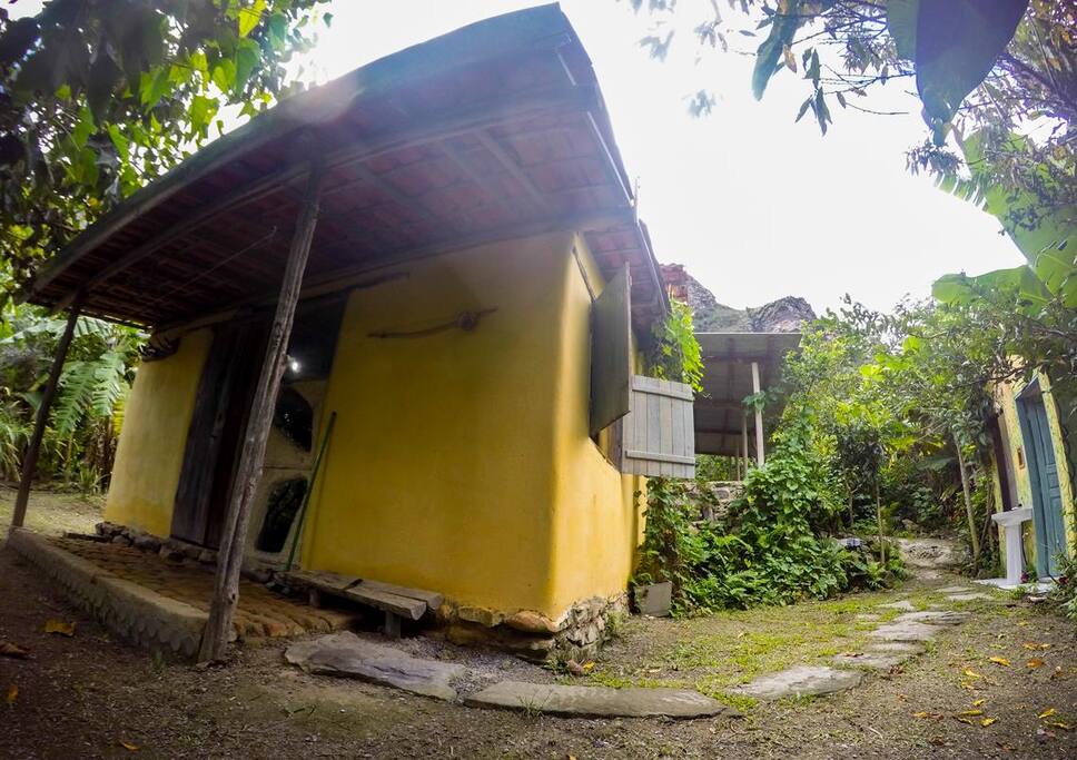 Quarto e banheiros coletivo