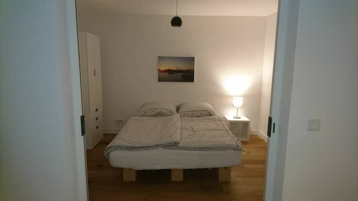 Chambre avec lit double 160x200 avec séparation par porte coulissante