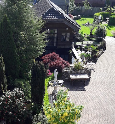 Romantic Chalet a/d Maas, with free backyard