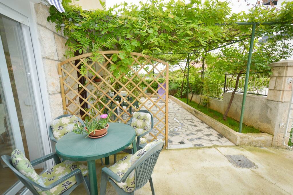Terrasse mit Sitzgelegenheit