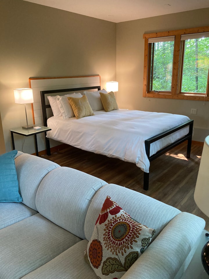 Cama tamaño queen con mesitas de noche. 