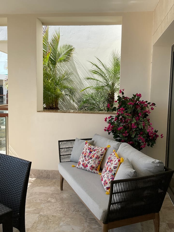 宽敞的露台，可供放松，同时欣赏加勒比海的美景