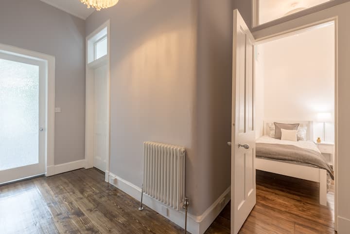 חדר כניסה מרווח עם הרבה אור אפילו בחודשי החורף. קולבי בגדים, מתלה  נעליים ומטריות  זמינים לשימושכם 