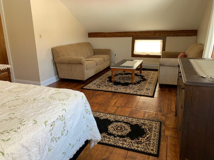 V hlavnom apartmáne sa nachádza priestor na posedenie s pohovkou v plnej veľkosti, pohovkou a konferenčným stolíkom. 