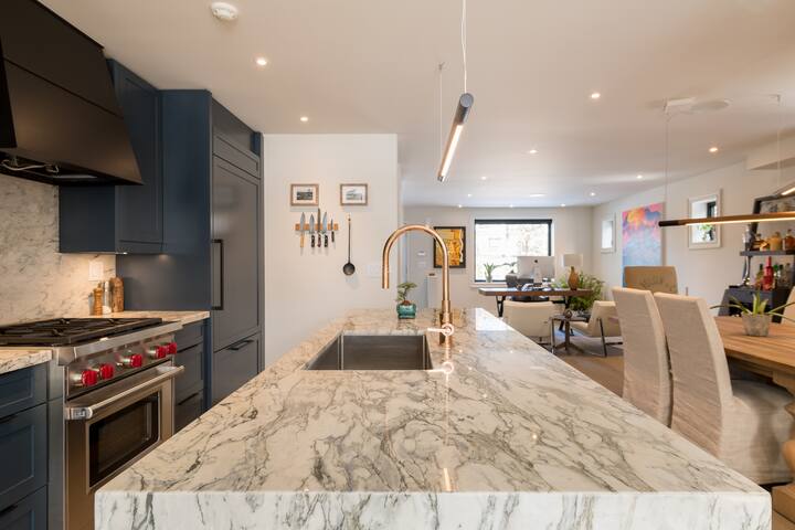 Luxury Modern House: Hot Tub, Gym & Steam Shower gallery image 3