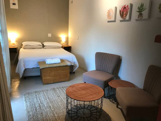 Beautiful garden cottage in Morningside