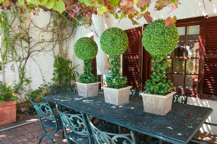 4 bedroom all en suite Villa close to the beach. gallery image 4