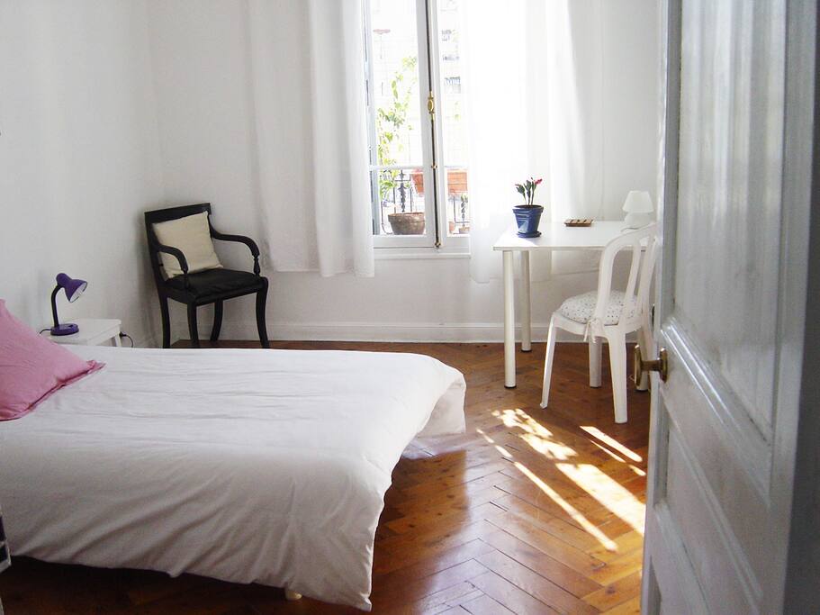 chambre avec table pour un coin studieux