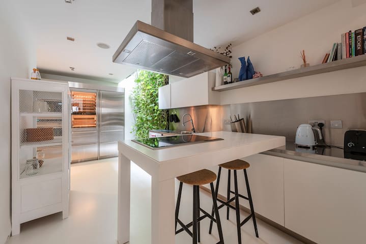 Stunning 3 Bed Townhouse in the heart of Mayfair gallery image 3