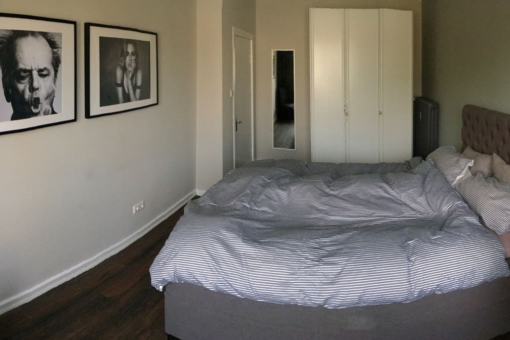 Schlafzimmer mit Boxspringbett