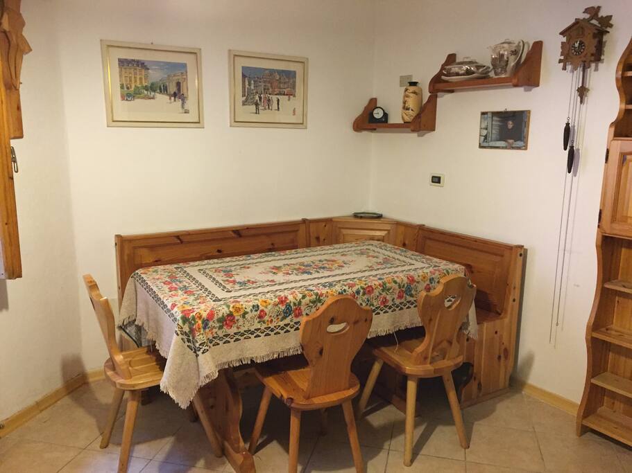 Soggiorno/cucina con grande tavolo.