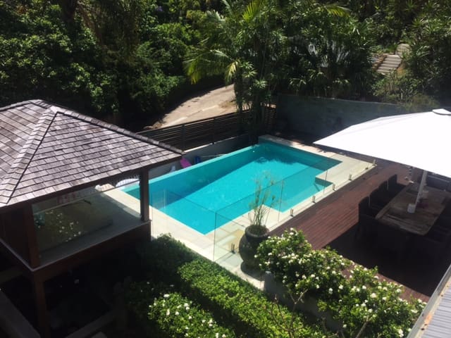 Newport Retreat – secluded beach house with pool