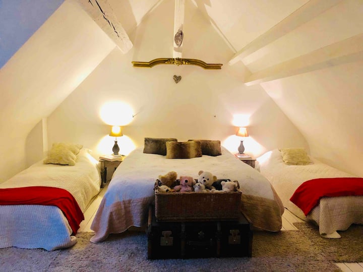 เตียงห้องนอน
160x200 และเตียงสองเตียง 90x190