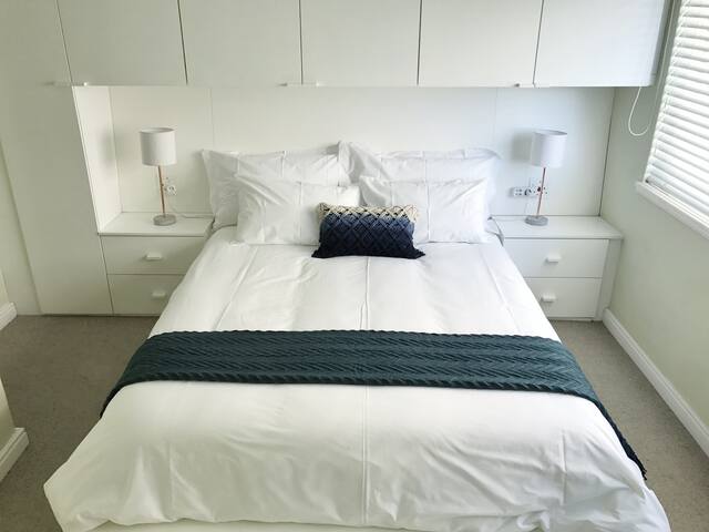 Modern Bright Seafront Mouille Point Apartment gallery image 4