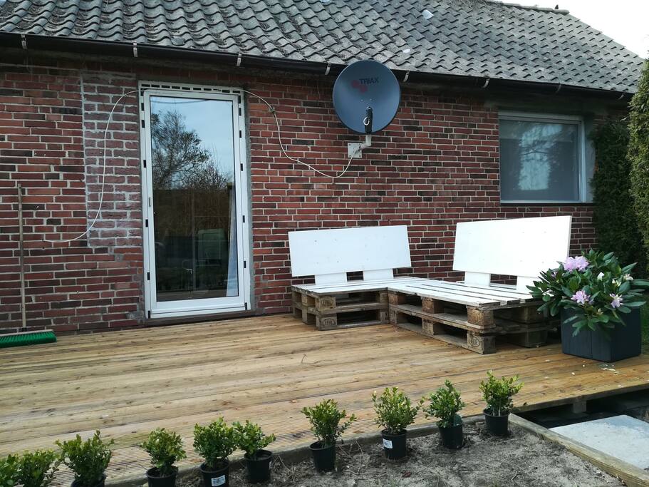 Die Terrasse vor Anlegung des Rasens..