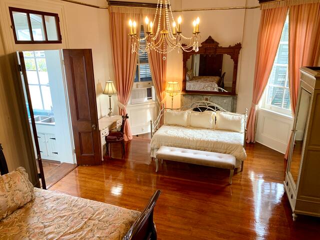 NEW! Private 2-BR Lanaux King Ste w/balcony Fr.Qtr gallery image 4