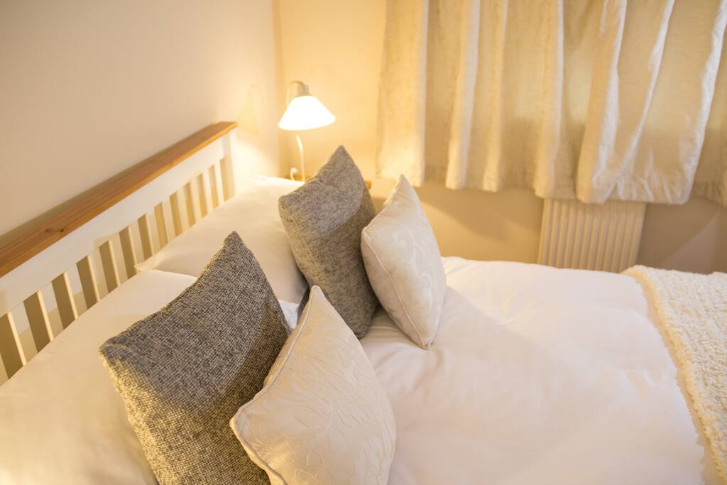 400 Thread count bed-linen provided
