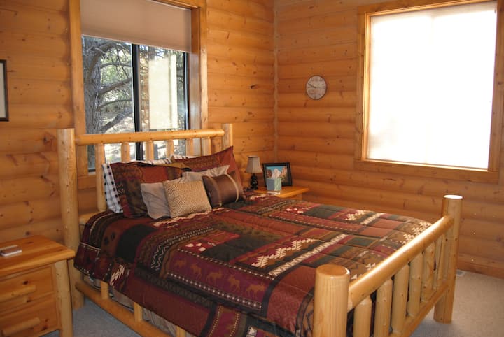 Bedroom 1, queen bed, sleeps 2