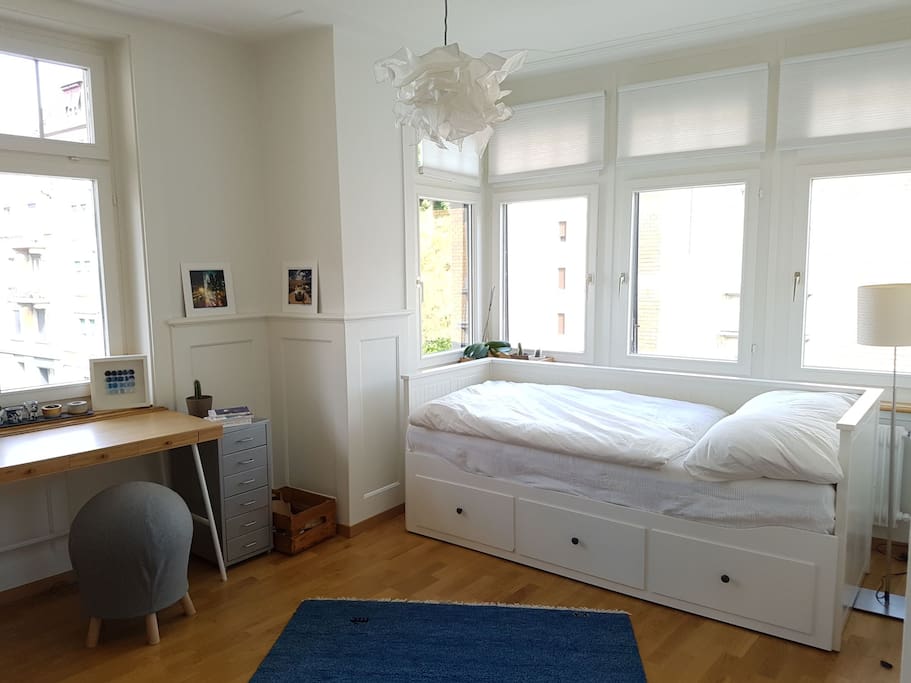 Gästezimmer mit Erker. Ausziehbares Bett mit Lattenrost (160×200). Sehr hell. Schreibtisch vorhanden.