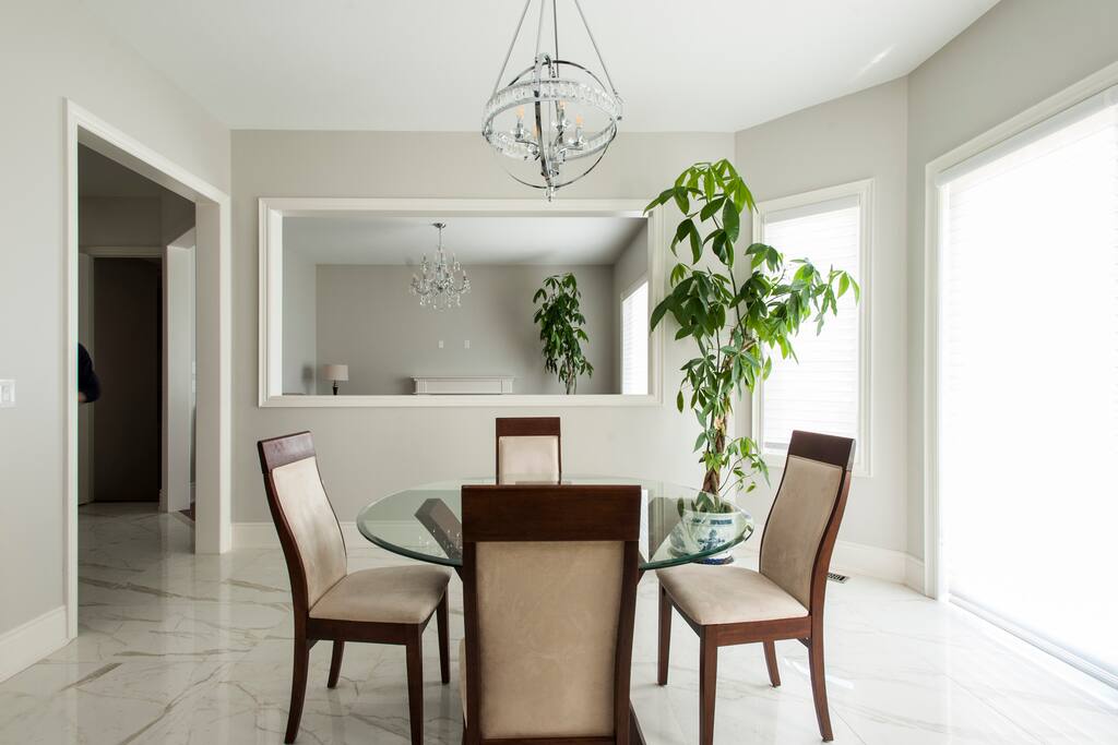breakfast area , access to beautiful backyard