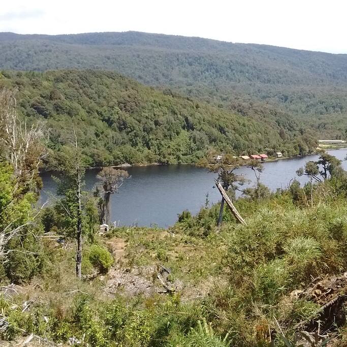 Vista desde el Bubble Camp. Acceso directo al lago Huillinco
