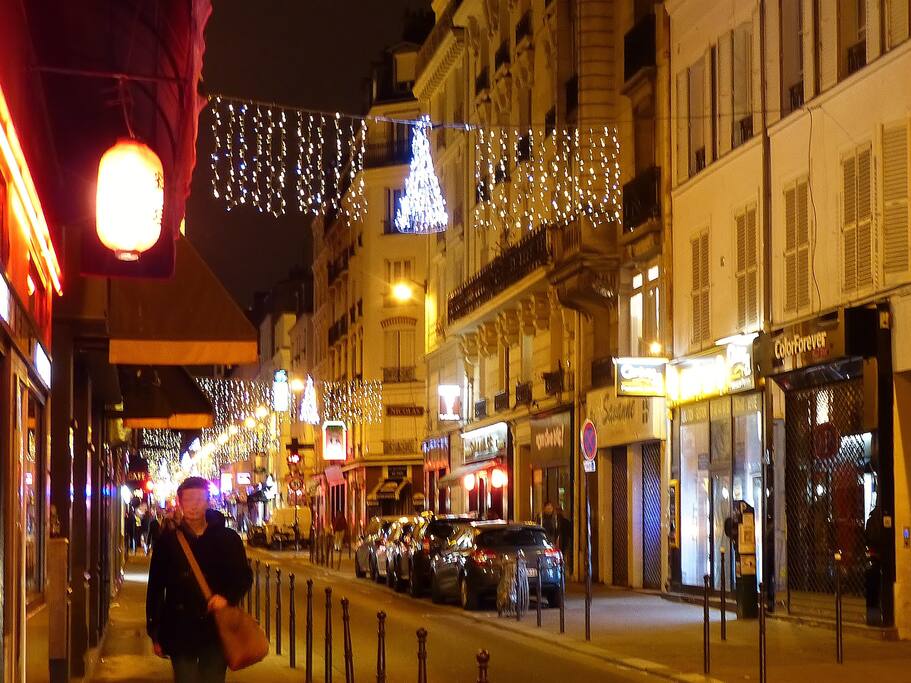 Quartier vivant avec restaurants, commerces et bars