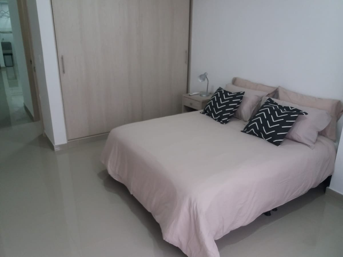 Hbitación s klima-uređajem, Smart TV 52" 4K, radnim stolom za rad, osvijetljenim i prekrasnim pogledom.