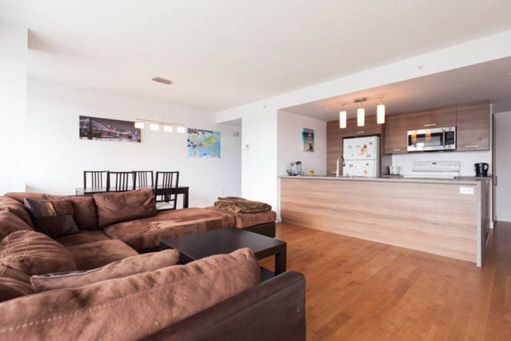 Salon très lumineux avec grand canapé d'angle / Living room really luminous with a big corner sofa