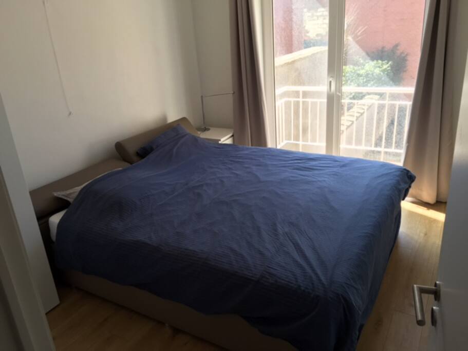 Master bedroom met boxspring 180cm