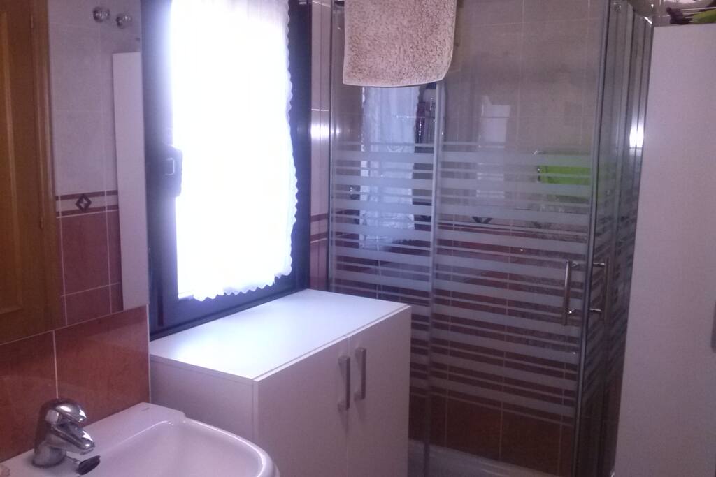 Cuarto de baño. Dispone de ducha