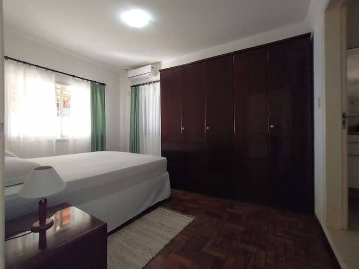 Dobbeltsuite med queensize-dobbeltseng. Med en smuk udsigt over hele bugten og haven.