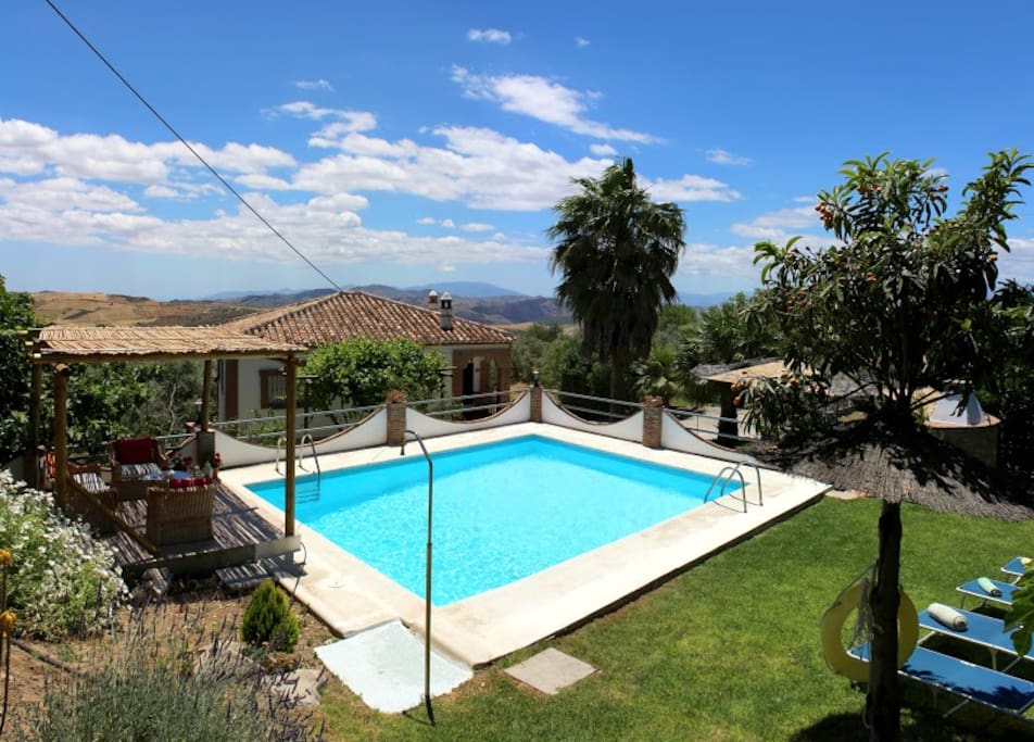 Panorámica piscina y chill out con vistas a los montes de Málaga