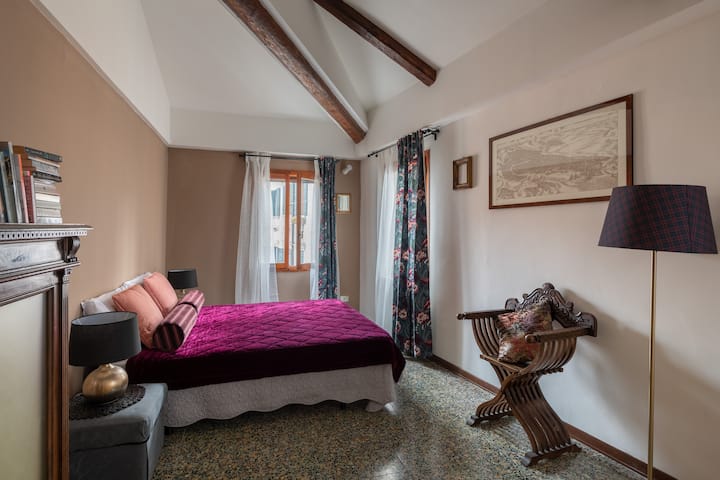 Chambre principale - avec lit King Size. Plafondamme. Poêles climatisées, principalement anglais.
Surplombant Campo Sant Agostin