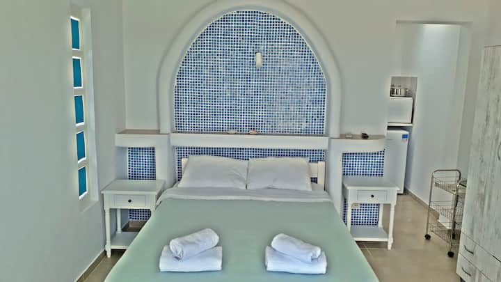 De slaapkamer heeft een tweepersoonsbed, 1.40 m x 2.00 m
