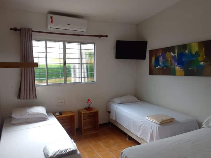 Chumba chenye kiyoyozi cha Split na televisheni. 