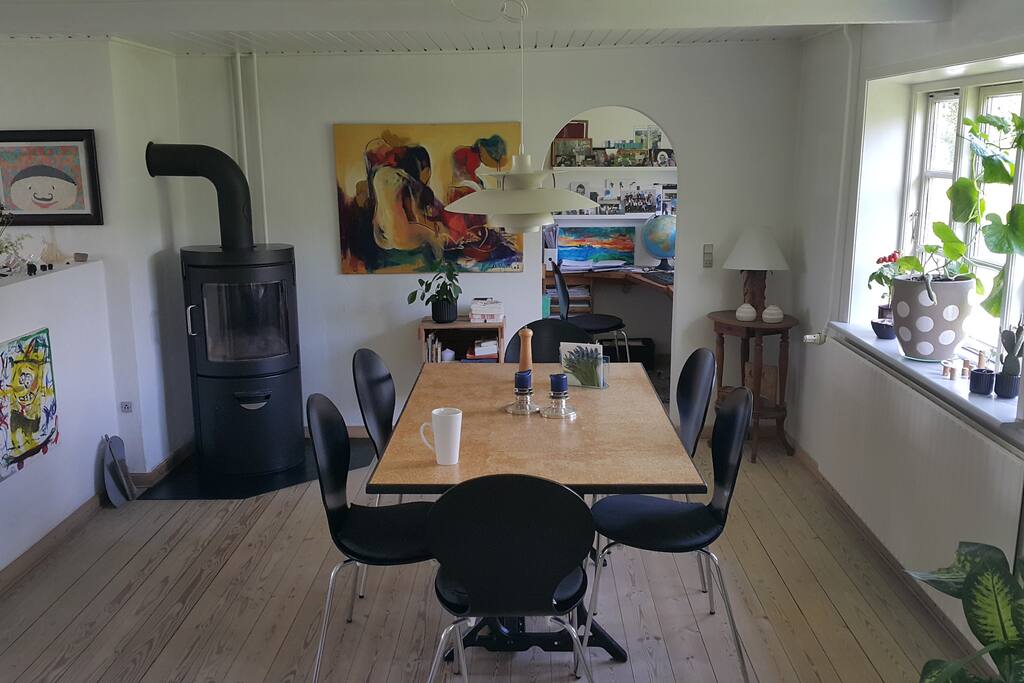 Spisebord med plads til 8