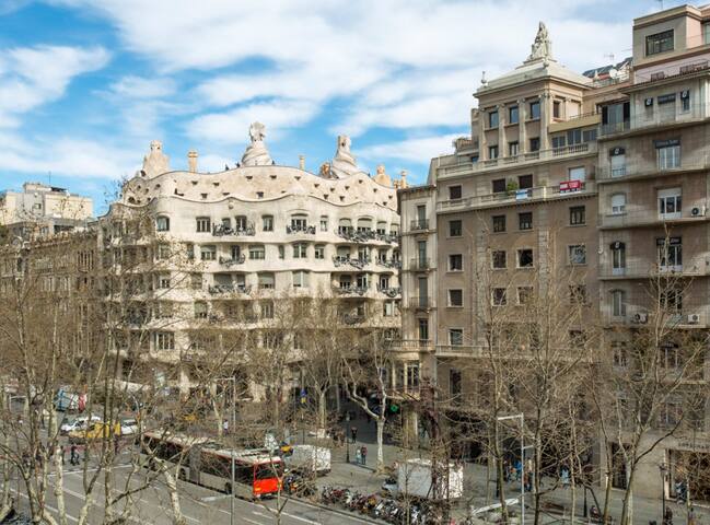Style Exclusive apartment with views to Casa Mila gallery image 5