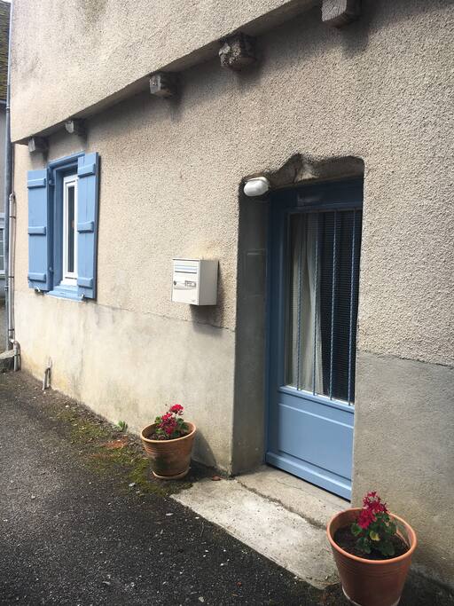 The front door is actually down the side on the Rue de la Cité