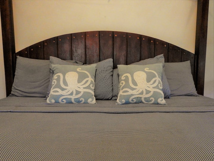 Мрежи против комарци над секој кревет во нашиот дом.