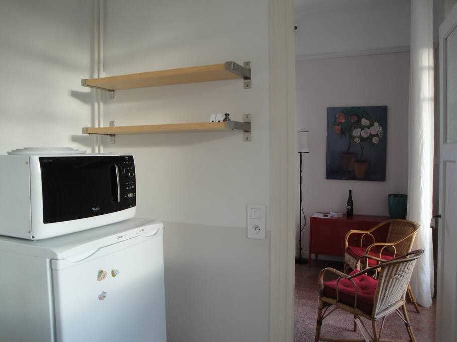 Small kitchen with everything you need to cook.