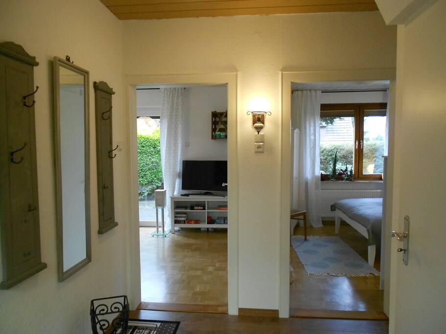 Flur mit Blick ins Wohnzimmer und Schlafzimmer